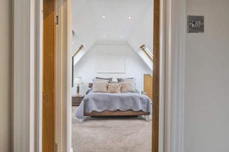 Detached House to rent with 7 bedrooms, Heathcote, Tadworth Park - Photo 5