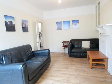 Bedroom Detached House In Charminster, BH8 - Photo 2