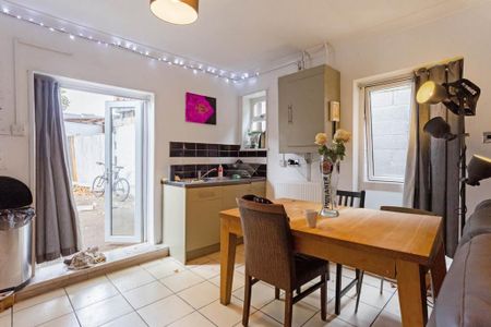 6 bedroom end of terrace house to rent - Photo 2