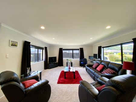 3-Bedroom House in Upper Hutt - Photo 4