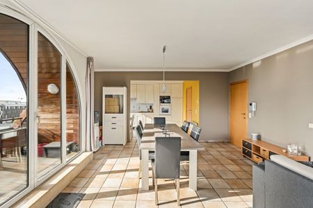 Dakappartement met 2 slaapkamers, 2 terrassen en lift in het centrum van Ieper - Photo 3