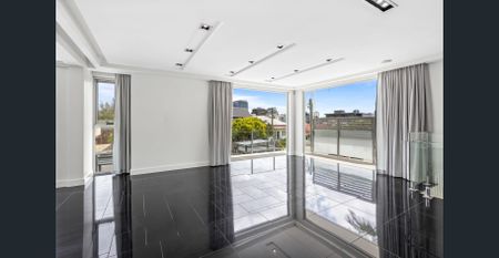 EXPANSIVE MULTI-LEVEL HOME! - Photo 5