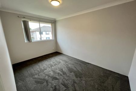 Spacious & Sunlit 2-bedroom unit with lockup garage - Photo 3