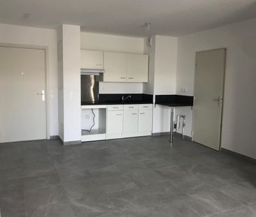 location Appartement T2 DE 38.5m² À ARLES - Photo 3