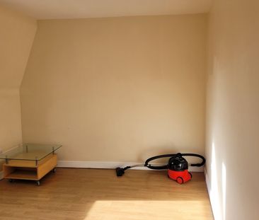 2 Bed Flat, Bowes Road, N13 - Photo 2