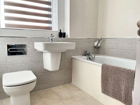 4 bedroom detached house to rent - Photo 3
