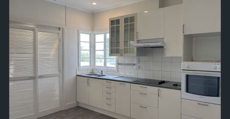 Beautifully Renovated Home in Holland Park - Photo 3