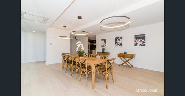 STYLISH APARTMENT IN THE HEART OF RINGWOOD - Photo 1