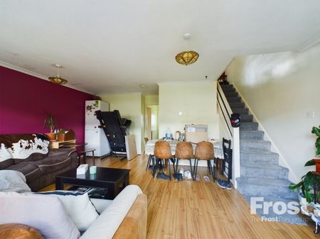 Robin Way, Staines-upon-Thames, Surrey,TW18 - Photo 3