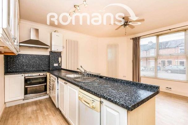 Queens Road, Farnborough, GU14 - Photo 1