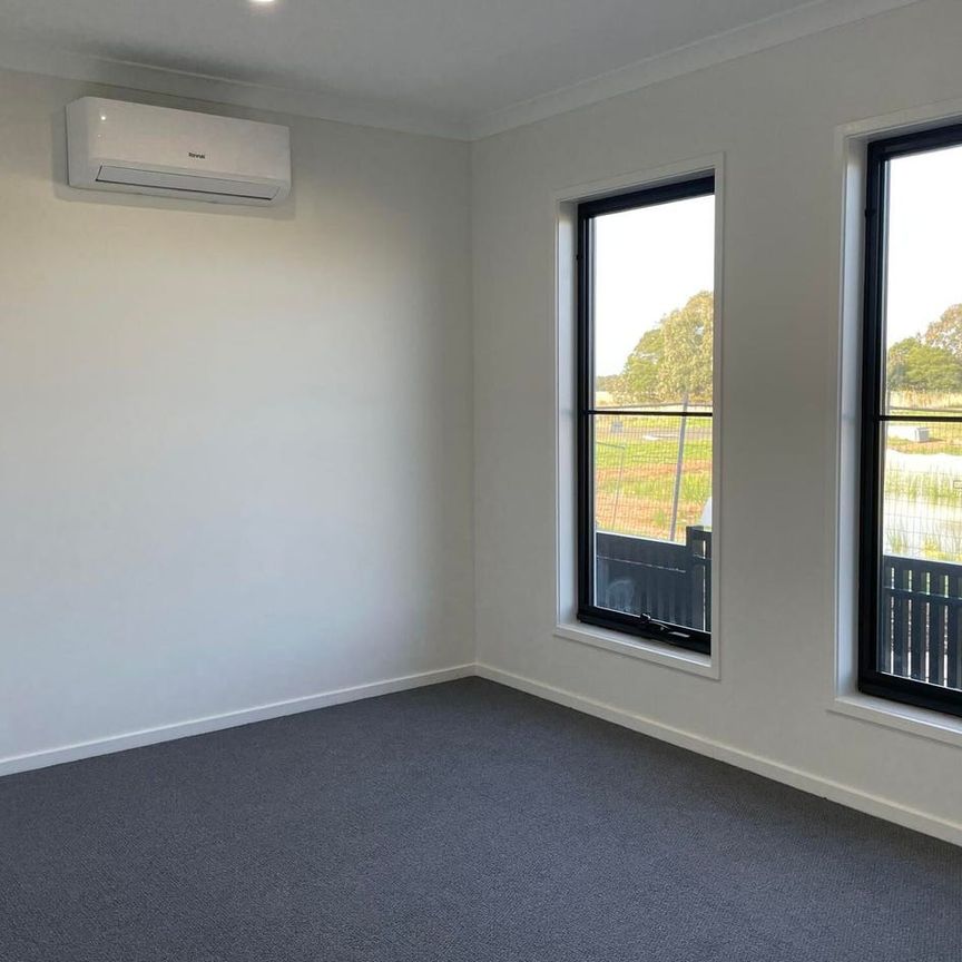 Amazing townhome, 3 bed, 2 living! - Photo 1