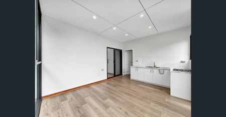 BEAUTIFULLY RENOVATED, 4 BEDROOM, FAMILY HOME, WATER AND ELECTRCITY INCLUDED - Photo 2