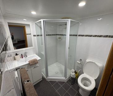 Bedsit Living with Space & Convenience - Photo 3