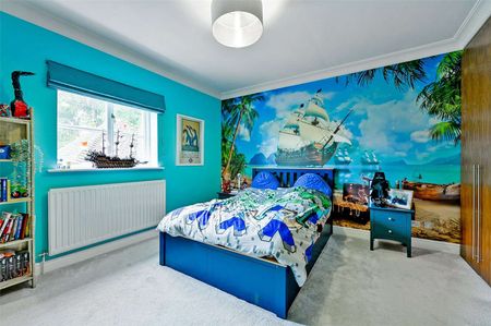 This beautifully presented modern detached home is situated in the sought-after village of Kingwood, offering a spacious and flexible family living environment - Photo 5