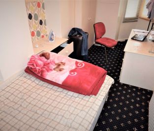 3 bedroom Flat in Hollybank, Leeds - Photo 5