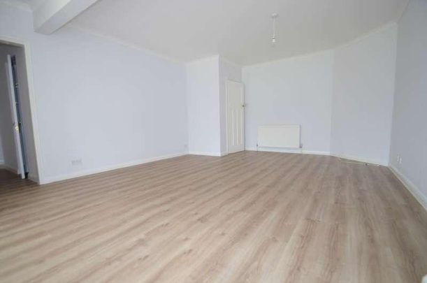 Station Crescent, Ashford, TW15 - Photo 1