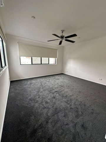 Central Location - 4 bedroom 2.5 bathroom townhouse - Photo 5
