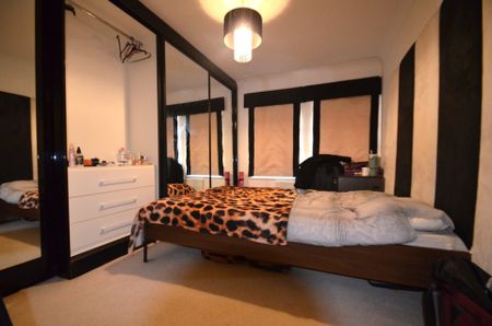 2 bedroom Ground floor flat to rent - Photo 3