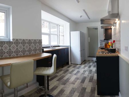 Modern and tastefully designed shared house, close to town - Photo 3
