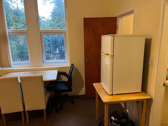 Studio Flat, Harehills Avenue, LS8 - Photo 1