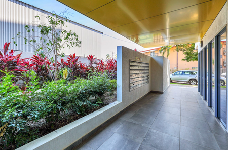 Sleek 1-Bedroom in Catalyst Complex – Pool & Gym! - Photo 5