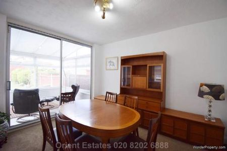 3 bedroom property to rent in London - Photo 2