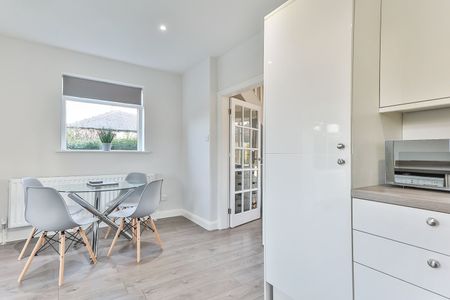 4 Bed Semi-Detached House, Warminster Road, S8 - Photo 3