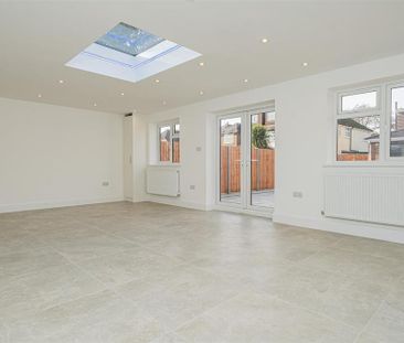 4 bedroom semi-detached house to rent - Photo 3