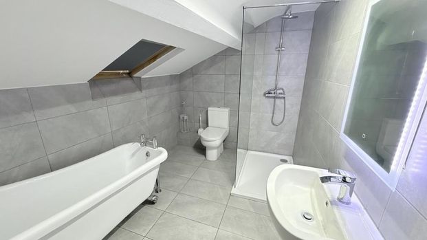 1 bedroom in a house share to rent - Photo 1