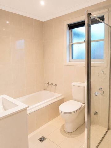 EXECUTIVE 3 BEDROOM TOWNHOUSE - Photo 4