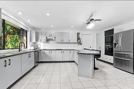 Grand Family Living in a Tranquil Cul-de-Sac - Photo 3