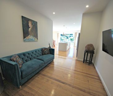 A stunning 5 bedroom, 3 bathrooms furnished family home with views ... - Photo 1