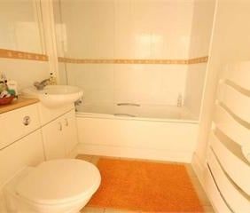 2 Bed Flat, Brentford, TW8 - Photo 6