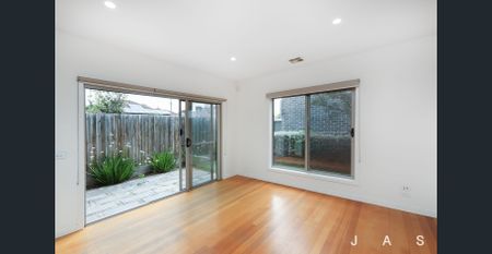 Modern townhouse living in the heart of Altona North. - Photo 3