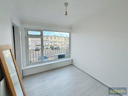 Long Riding, Basildon - Photo 2