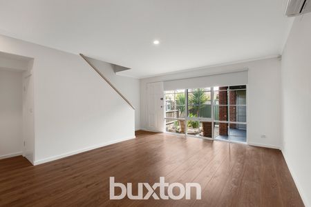 FULLY RENOVATED TOWN HOUSE - BEACH ON YOUR DOORSTEP - Photo 2