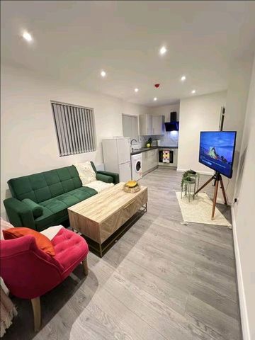 1 bedroom in a flat share to rent - Photo 2