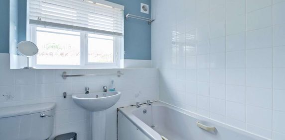 A spacious two bedroom apartment with parking and communal gardens. - Photo 2