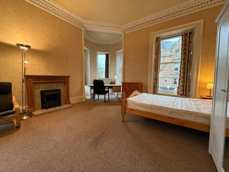 4 bedroom flat to rent - Photo 2