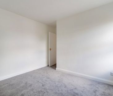 A 2 Bedroom Flat in Beaufort Court, The Park - Photo 2