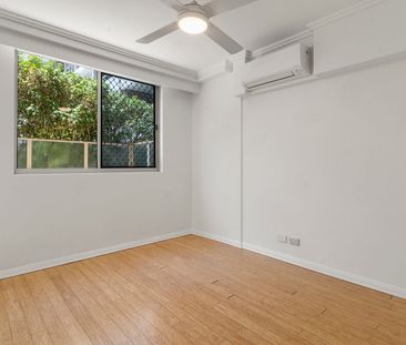 Centrally located apartment with building amenities - Photo 3