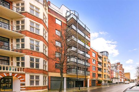 A light and modern three-bedroom, two-bathroom apartment on the second floor (with lift) of a modern development on Drayton Gardens SW10. - Photo 2