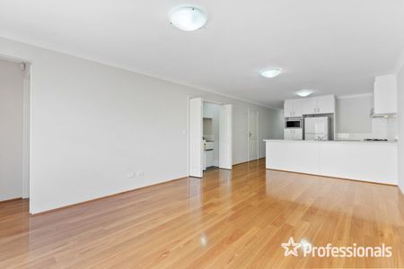 Street Front Villa! - Photo 2