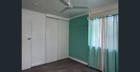 LARGE FAMILY HOUSE- 4 BEDROOMS-1 BATHROOM & POOL - Photo 5