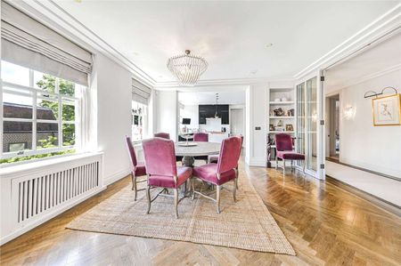 Lateral five bedroom apartment set within a prestigious block in St Johns Wood with porter and parking - Photo 2