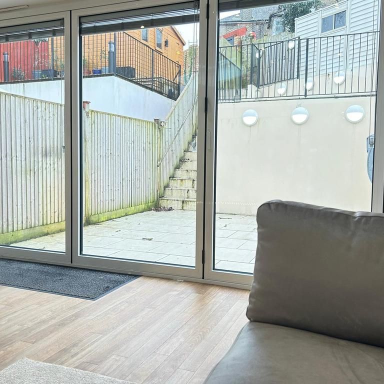 6 bedroom terraced house to rent - Photo 1