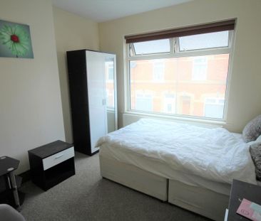 1 bedroom in a house share to rent - Photo 2