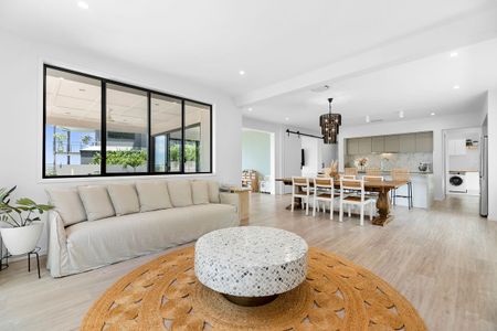 Stunning Family Home with Breathtaking Gold Coast Skyline Views - Photo 4