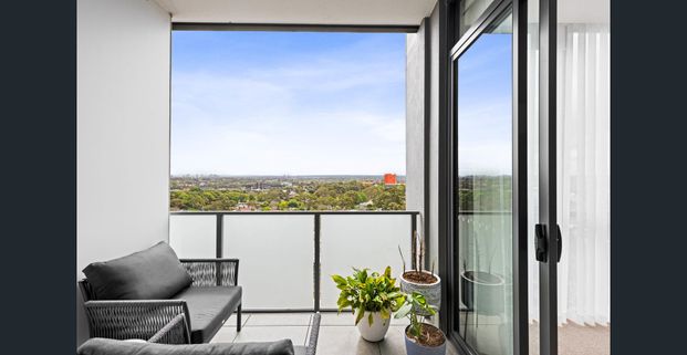 Chic central apartment with magnificent views - Photo 1