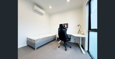 Stylish Fully Furnished Three-Level Townhouse in the Heart of Port Melbourne - Photo 5